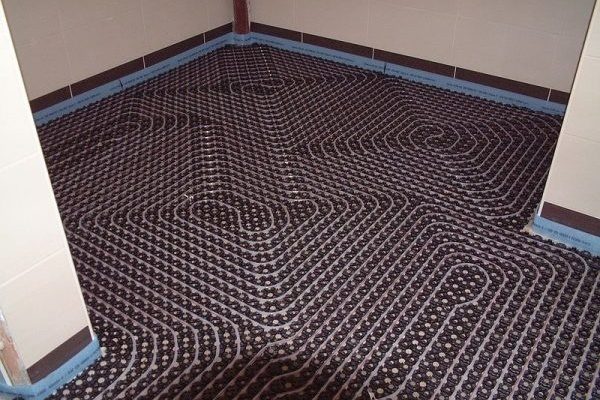 Vergelijking van installatiemethoden: draadstaalmatten vs. noppenplaten en tackersystemen