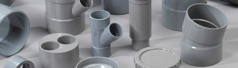Welke PVC hulpstukken heeft u nodig voor een standaard afvoer?