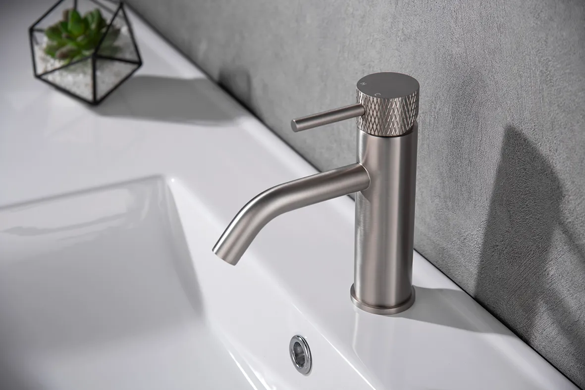 Wiesbaden Ribbd wastafelkraan met coldstart geborsteld staal PVD - Afbeelding 2